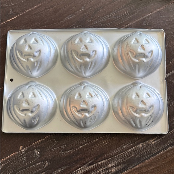 Wilton Metallic Pumpkin Cakelet Pan - Picture 3 of 5